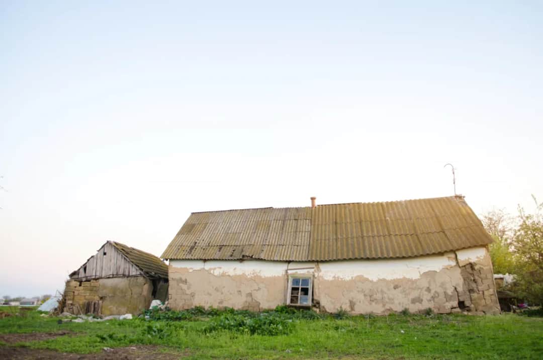Czy można mieszkać w budynku gospodarczym? Sprawdź wymagania i przepisy