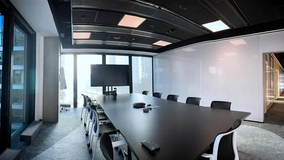 Wynajem sali konferencyjnej jaki VAT? Sprawdź stawkę 23% i uniknij błędów