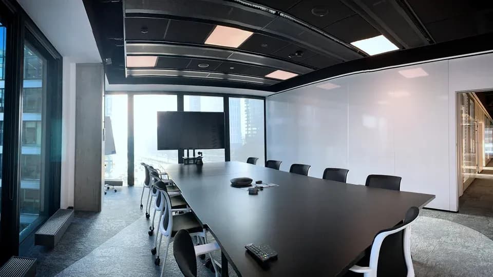 Wynajem sali konferencyjnej jaki VAT? Sprawdź stawkę 23% i uniknij błędów