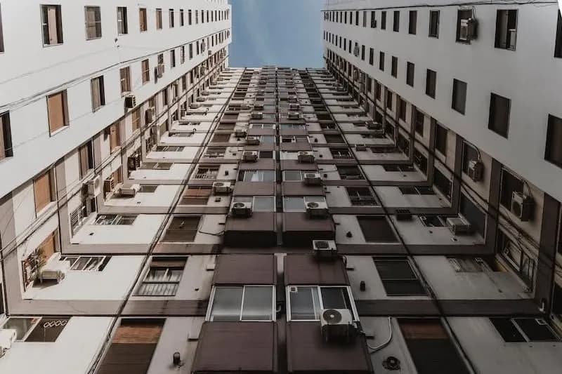 Czy warto być członkiem spółdzielni mieszkaniowej? Odkryj wady i zalety